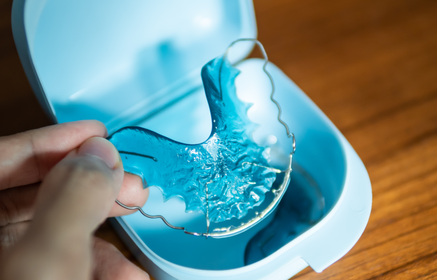 Retainer in case